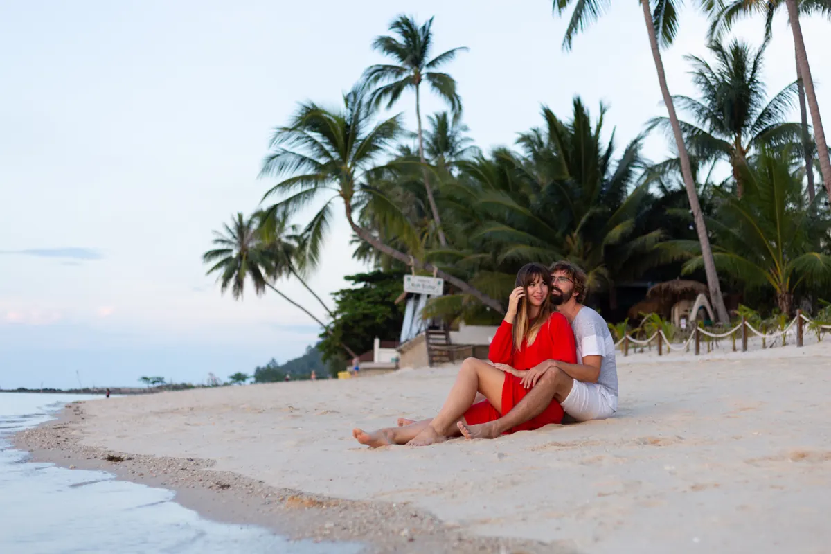 Pareja de recién casados en una playa del Caribe al atardecer, luna de miel organizada desde Murcia